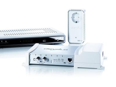 dLAN TV SAT Multituner Starter Kit von Devolo / Das ganze Paket auf einen Blick: Mit dem dLAN TV SAT Multituner Starter Kit läuft Satellitenfernsehen künftig durch die Steckdose. Foto: Devolo