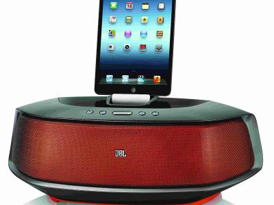 Docking-Lautsprecher OnBeat Rumble / Besitzt einen Lightning-Connector für neue iPads und iPhones: Der Docking-Lautsprecher OnBeat Rumble von JBL. Foto: JBL