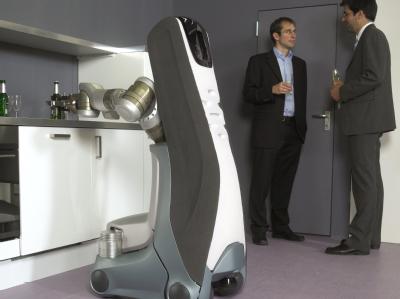 Haushaltsroboter als Butler und Putzfrau / Der von der Fraunhofer-Gesellschaft entwickelte Roboter «Care-O-bot» könnte Menschen künftig bei der Hausarbeit entlasten. (Bild: dpa)