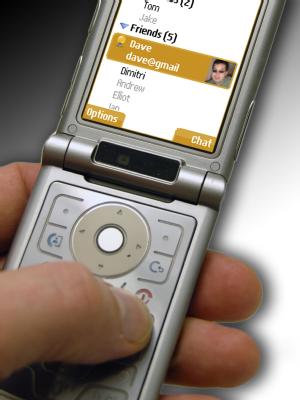 Multimessenger / Mobiles Internet macht es m&ouml;glich: Das Chatten hat den Weg aufs Handy gefunden. (Bild: Schierenbeck/dpa/tmn)