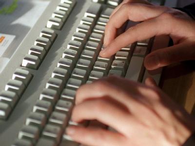 Tastatur / Wer haftet, wenn Kriminelle mithilfe von Spionage-Software die Passw&ouml;rter von Bankkunden aussp&auml;hen? Ein aktuelles Urteil st&auml;rkt die Verbraucher. (Bild: dpa)
