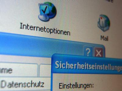 Sicherheit / Tückische Lücke: Selbst wenn ein Nutzer seinen PC gut abgesichert hat, können Hacker über die Schwäche im Domain Name System Angriffe starten. (Bild: dpa)