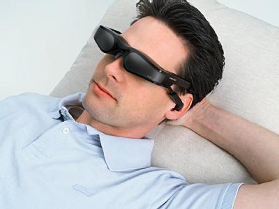 Videobrille / Filme gucken, wo immer man gerade ist: Carl Zeiss stellt seine neue Videobrille &laquo;Cinemizer Plus&raquo; vor. (Bild: Carl Zeiss/dpa/tmn)