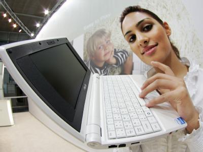 Netbook / Netbooks - hier der EeePC von Asus - sind im Trend. Die kleinen Ger&auml;te bescherten dem deutschen PC-Markt Ende 2008 ein deutliches Plus. (Bild: dpa)