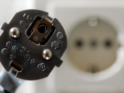 Strompreise / Wer den Stecker zieht, spart Geld: Mit einigen Energiespar-Ma&szlig;nahmen am PC lassen sich bis zu 60 Euro im Jahr sparen. (Bild: dpa)