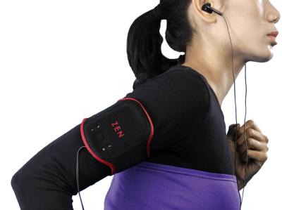 Joggerin mit MP3-Player / Sound-Maschinen f&uuml;r Sportler: MP3-Spieler, die sich wie hier an den Oberarm schnallen lassen, sind f&uuml;r Jogger praktisch. (Bild: Creative/dpa/tmn)