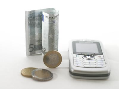 G&uuml;nstiges Handy / Viele bekannte Hersteller bieten solide Handys ohne viel Schnickschnack schon ab 20 Euro an. (Bild: dpa-infocom)
