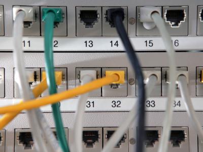 Schnelles Netz / Die Bundesregierung will bis Ende 2010 alle Haushalte mit einer Breitband-Internetverbindung ausstatten. Doch der Ausbau l&auml;uft schleppend. (Bild: dpa)