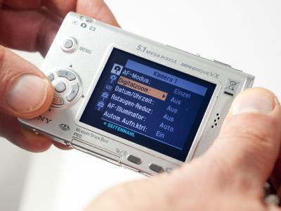 Digitalkamera / Nicht alle Kamerafunktionen f&uuml;hren zu besseren Bildern: Einige Experten raten zum Beispiel, den Digitalzoom auszuschalten. (Bild: Remmers/dpa/tmn)