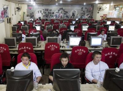 Internet-Cafe in Peking / Internet-Caf&eacute; in Peking: Die Cyber-Angriffe aus dem Reich der Mitte nehmen zu. (Bild: dpa)