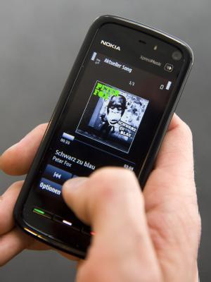 Musik-Downloads / Musik-Downloads f&uuml;rs Handy werden billiger. Experten erwarten, dass Songs im Schnitt bald weniger als einen Euro kosten. (Bild: Schierenbeck/dpa/tmn)