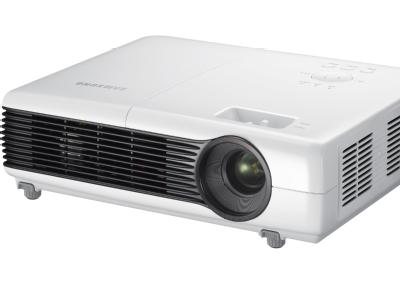 beamer / Dank der relativ hohen Leuchtst&auml;rke eignet sich der Beamer SP-M200S f&uuml;r Fu&szlig;ballabende in gr&ouml;&szlig;erem Kreis. (Bild: Samsung)