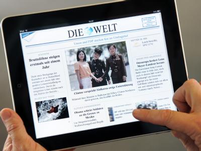 Touchscreen-Computer / Verkaufsstart: Apples iPad in Deutschland sorgt f&uuml;r Andrang. In Deutschland wollen auch der Springer-Konzern und der &laquo;Spiegel&raquo; ihre Inhalte auf das iPad bringen. (Bild: dpa)