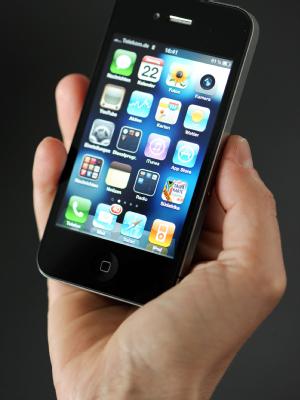 iPhone 4 / Apples neuester Wurf: Das iPhone 4 hat wieder einen Standard gesetzt, an dem sich andere Hersteller orientieren werden. (Bild: Gambarini/dpa/tmn)