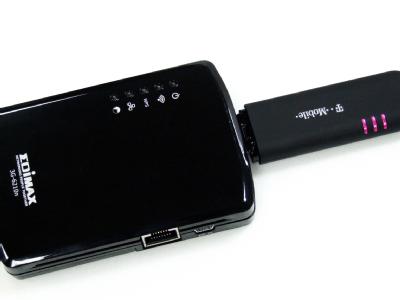 Hotspot auf Reisen / Klein und mobil: In den Router 3G-6210n von Edimax ist ein Akku eingebaut, der sich an USB-Ports aufladen und betreiben l&auml;sst. (Bild: Edimax/dpa/tmn)