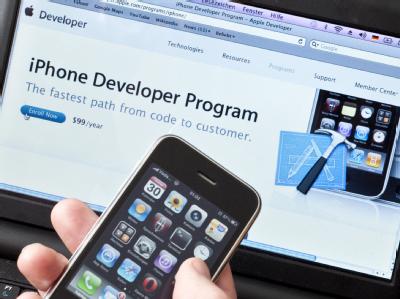 iPhone-App / Das Entwicklungssystem von Apple bekommen Programmierer kostenlos. Wenn sie eine Anwendung im App Store von Apple anbieten wollen, m&uuml;ssen sie sich f&uuml;r 99 Dollar beim Entwicklerprogramm anmelden. (Bild: Warnecke/dpa/tmn)