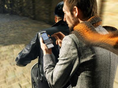 Mobiles Internet / Wer mobil im Internet surft, der sollte mal einen Blick auf die Tagesflatrates vom Discounter werfen. (Bild: Sony Ericsson/dpa/tmn)
