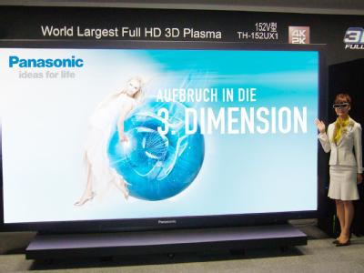 Plasma-TV von Panasonic / Fast vier Meter Bilddiagonale: Dieser 3D-Bildschirm von Panasonic soll Menschen in voller Lebensgr&ouml;&szlig;e darstellen k&ouml;nnen. (Bild: Panasonic/dpa/tmn)
