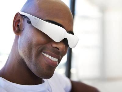 Neue Videobrille / Kein Durchblick, aber dafür Bilder in 3D: Die Videobrille «cinemizer OLED» von Zeiss kommt voraussichtlich Mitte 2011 in den Handel. (Bild: Zeiss/dpa/tmn)