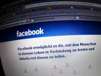 Facebooks Handy-Pl&auml;ne / Facebook dr&auml;ngt offenbar in den Handy-Markt. Derzeit entwickele das Internet-Unternehmen eine Smartphone-Software, mit der die Nutzer ihre Facebook-Freunde direkt anrufen k&ouml;nnen. (Bild: dpa)