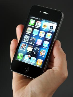 Apple verbessert iPhone-Service / Apple lenkt im Streit mit der EU-Kommission ein: Das Unternehmen verbessert den Service f&uuml;r iPhone-Besitzer. Damit bleibt Apple ein EU-Verfahren erspart. (Bild: dpa)