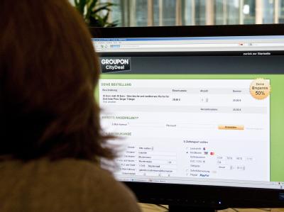 Groupondienst-Nutzerin / Ob Sonntags-Brunch oder Autow&auml;sche: Groupon-Dienste im Internet versprechen satte Ersparnisse. Verbraucher sollten bei den Rabattangaben allerdings genau hinsehen. (Bild: Koark/dpa/tmn)