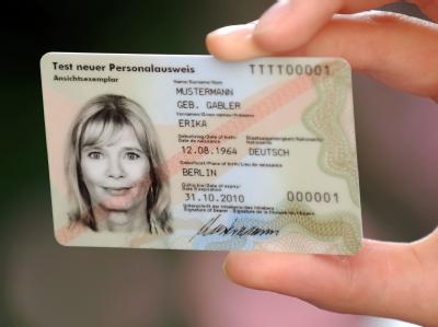 Online-Shoppen mit dem &laquo;Perso&raquo; / Mit dem neuen &laquo;Perso&raquo; sind auch Gesch&auml;fte im Netz m&ouml;glich. Wichtig ist dabei, dass der Rechner virenfrei und mit einer Firewall ausgestattet ist. (Bild: dpa)
