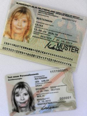 Alter und neuer Persolanausweis / Alt gegen neu: Der digitale Personalausweis wird ab dem 1. November 2010 eingef&uuml;hrt. Eine Umtauschpflicht besteht nicht. (Bild: dpa)