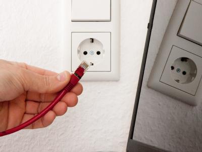 Powerline f&uuml;rs Heimnetzwerk / Wo das WLAN nicht durch die W&auml;nde kommt und das Verlegen von Netzwerkkabeln zu unpraktisch ist, kann Powerline helfen. Die Adapter werden wie eine&nbsp;Netzger&auml;t in die Steckdose gesteckt. (Bild: Remmers/dpa/tmn)