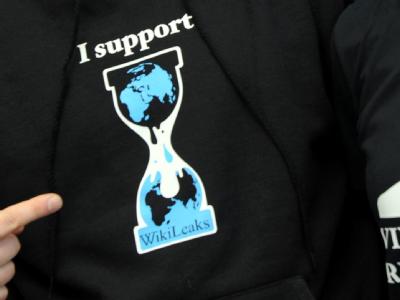 Wikileaks / Wer Wikileaks nicht nur mit einem T-Shirt unterstützt, sondern auch mit Attacken auf Amazon oder Mastercard, macht sich strafbar. (Bild: dpa)