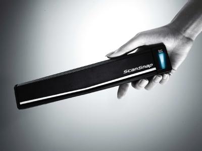 Fujitsu Snap-Scan S1100 / Kompakter Scanner: Mit dem Fujitsu Snap-Scan S1100 lassen sich aus dem Handgelenk bis zu acht DIN-A4-Seiten in der Minute scannen. (Bild: Fujitsu/dpa/tmn)