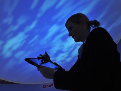 Wolkenprojektion auf der CeBIT / Wolkenprojektion auf der CeBIT: In diesem Jahr sollen ein Vier-Säulen-Modell und das Leitthema Cloud Computing der weltgrößten IT-Messe ihre Anziehungskraft zurückgeben. (Bild: dpa)