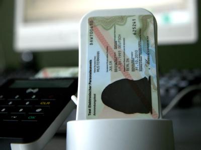 Elektronischer Personalausweis / Der elektronische Personalausweis bietet auch die sichere Identifizierung bei Internet-Geschäften an. Diese Funktion wird bisher aber nur wenig genutzt. (Bild: Pilick/dpa/tmn)
