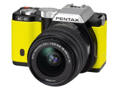 Pentax K-01 / Klare Linien, Aluminium und griffiges Gummi: Die Pentax K-01 gibt es sowohl in Quietschgelb als auch in Schwarz - f&uuml;r alle, die es dezenter m&ouml;gen. (Foto: Pentax)