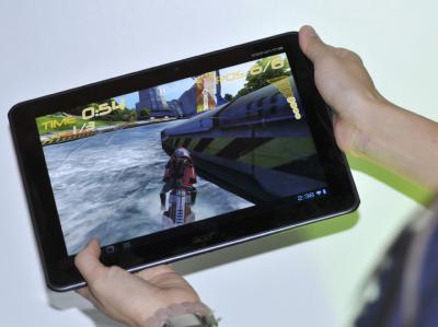 Acer-Tablet / Einen f&uuml;rs Handy, einen f&uuml;r den Tablet-Computer: Immer mehr Menschen haben mehrere Mobilfunkanschl&uuml;sse. Foto: Peter Zschunke