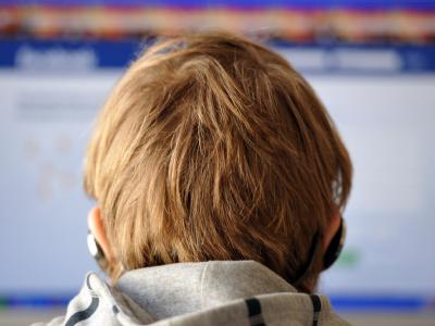 Mal sehen, was die anderen so machen / Mal sehen, was die anderen so machen: Kinder nutzen den Computer am liebsten, um mit ihren Freunden zu kommunizieren. Foto: Barbora Prekopova